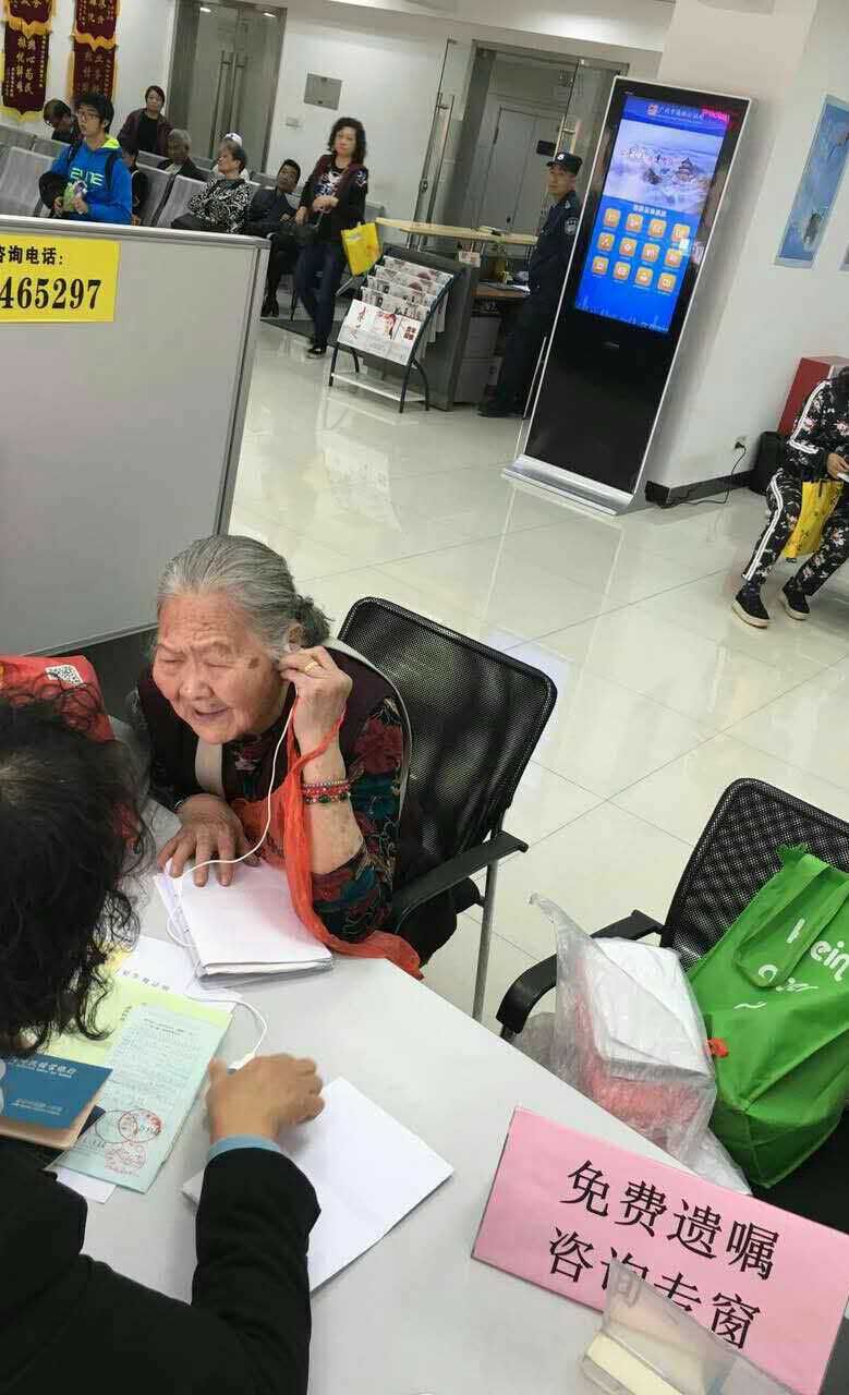 助力器助力老人办证.jpg