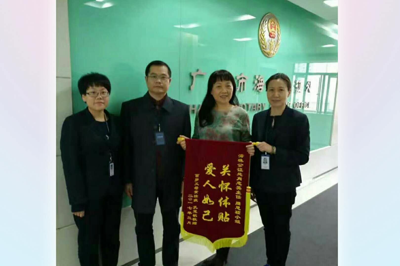 记者深入市民家中采访2.jpg