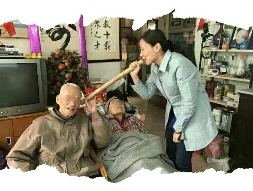 记者深入市民家中采访3.jpg